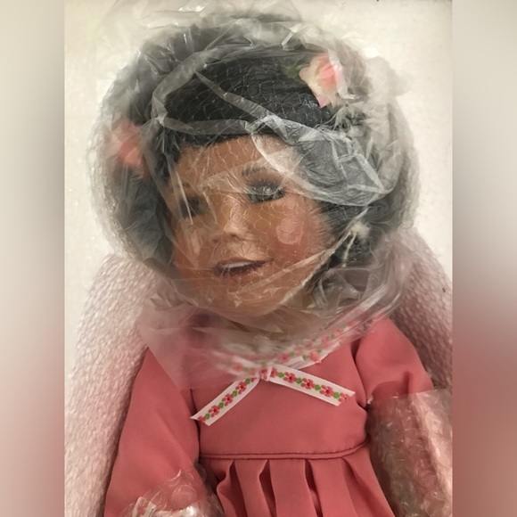 A Fine Porcelain Collector Doll “ Cristina” By The Danbury Mint collection - Picture 4 of 7